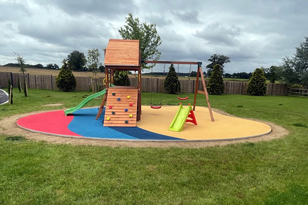 Jardin et Paysage, pose de sols souples et amortissants en Mayenne